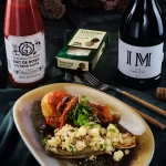Pui vânătoresc cu gălbiori, quinoa cu brânză Artesana cu trufe și andive la tigaie, alături de suc de roșii și vin roșu.