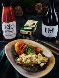 Pui vânătoresc cu gălbiori, quinoa cu brânză Artesana cu trufe și andive la tigaie, alături de suc de roșii și vin roșu.