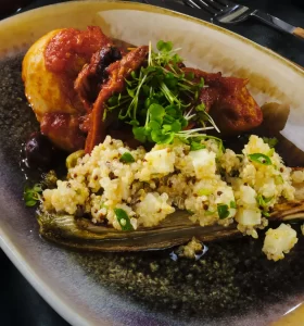 Pui vânătoresc cu gălbiori, quinoa cu brânză Artesana cu trufe și andive la tigaie, alături de suc de roșii și vin roșu.