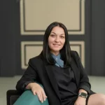 Alina Donici, fondatoare Artesana, portret oficial într-un spațiu de birouri, reprezentând conducerea companiei românești de lactate artizanale Artesana.