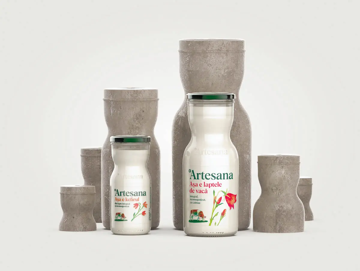 Sticle Artesana de lapte și kefir, integrate într-o compoziție artistică inspirată de Masa Tăcerii a lui Constantin Brâncuși, cu forme sculpturale din piatră.