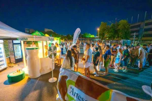 Coada de vizitatori la standul Artesana de la SAGA Festival 2026, cu vaca Musana în prim-plan.