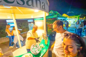 Degustare de produse Artesana la SAGA Festival 2026, cu participanți serviți la standul brandului.