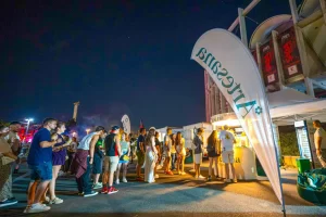 Vizitatori la standul Artesana din cadrul SAGA Festival 2026, într-o seară de festival la Arena Națională.