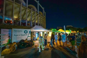 Standul Artesana la SAGA Festival 2026, lângă Arena Națională, cu vizitatori și vaca Musana în zona de activări.