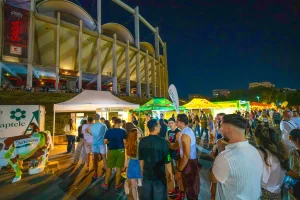 Vizitatori la standul Artesana de la SAGA Festival 2026, într-o seară aglomerată la Arena Națională din București.