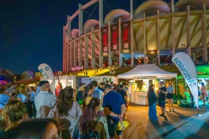 Vizitatori la standul Artesana de la SAGA Festival 2026, într-o seară aglomerată la Arena Națională din București