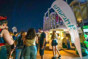 Zona Artesana la SAGA Festival 2026, cu steag de brand, stand iluminat și participanți la festival.