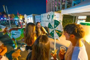 Roata norocului Artesana și vaca Musana la standul brandului din cadrul SAGA Festival 2026 din București.