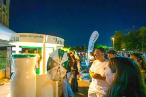 Roata norocului Artesana și vaca Musana la standul brandului din cadrul SAGA Festival 2026 din București.