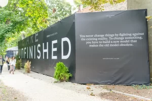 Intrarea la UNFINISHED 2026, cu numele festivalului afișat pe un panou negru.