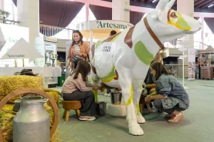 Copii lângă vaca MuSana, la standul Artesana de la Slow Coffee. ©Mihnea Ratte 