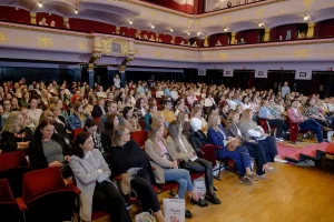 Publicul prezent în sala conferinței „Eu și Copilul” din Târgu Mureș.