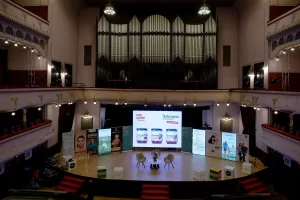 Scena conferinței „Eu și Copilul” din Târgu Mureș, cu materiale Artesana afișate în timpul prezentării.