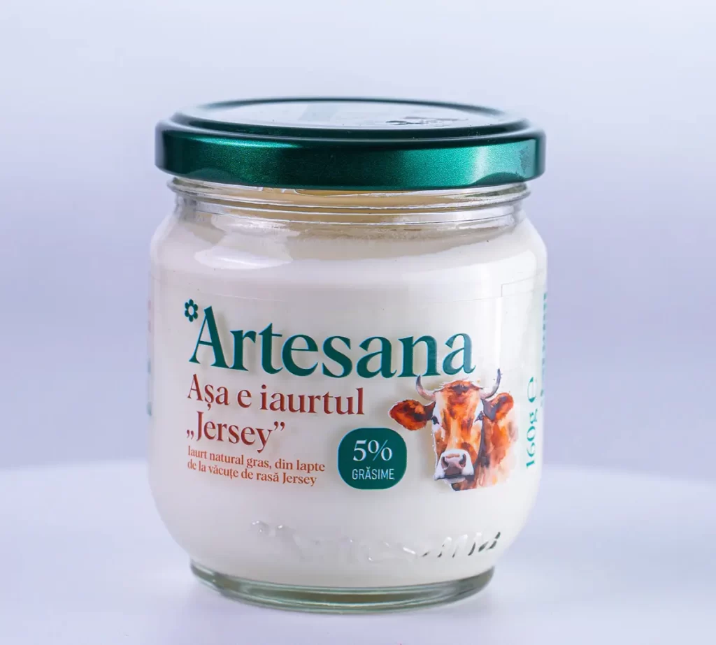 Iaurt Artesana Jersey cu 5% grăsime, realizat din lapte de la vaci din rasa Jersey și ambalat în borcan de sticlă.