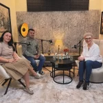 Alina și Daniel Donici, fondatorii Artesana, alături de Teo Trandafir, în studioul podcastului „Gând la Gând cu Teo”, cu produse lactate Artesana expuse pe masă.