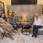 Alina și Daniel Donici, fondatorii Artesana, alături de Teo Trandafir, în studioul podcastului „Gând la Gând cu Teo”, cu produse lactate Artesana expuse pe masă.
