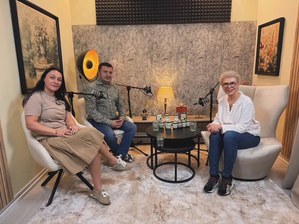 Alina și Daniel Donici, fondatorii Artesana, alături de Teo Trandafir, în studioul podcastului „Gând la Gând cu Teo”, cu produse lactate Artesana expuse pe masă.