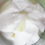 O imagine cu iaurt separat într-un borcan