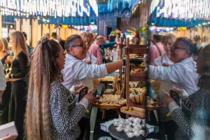 Participanți la RO-Wine 2026 descoperă platourile cu brânzeturi de la standul Artesana.