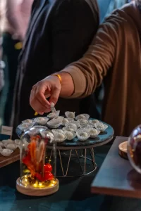 Vizitator alege o porție de brânză cremoasă Artesana de pe un platou de degustare, la RO-Wine 2026.