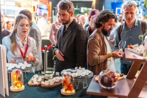 Echipa Artesana oferă vizitatorilor porții de brânză pentru degustare la RO-Wine București 2026.