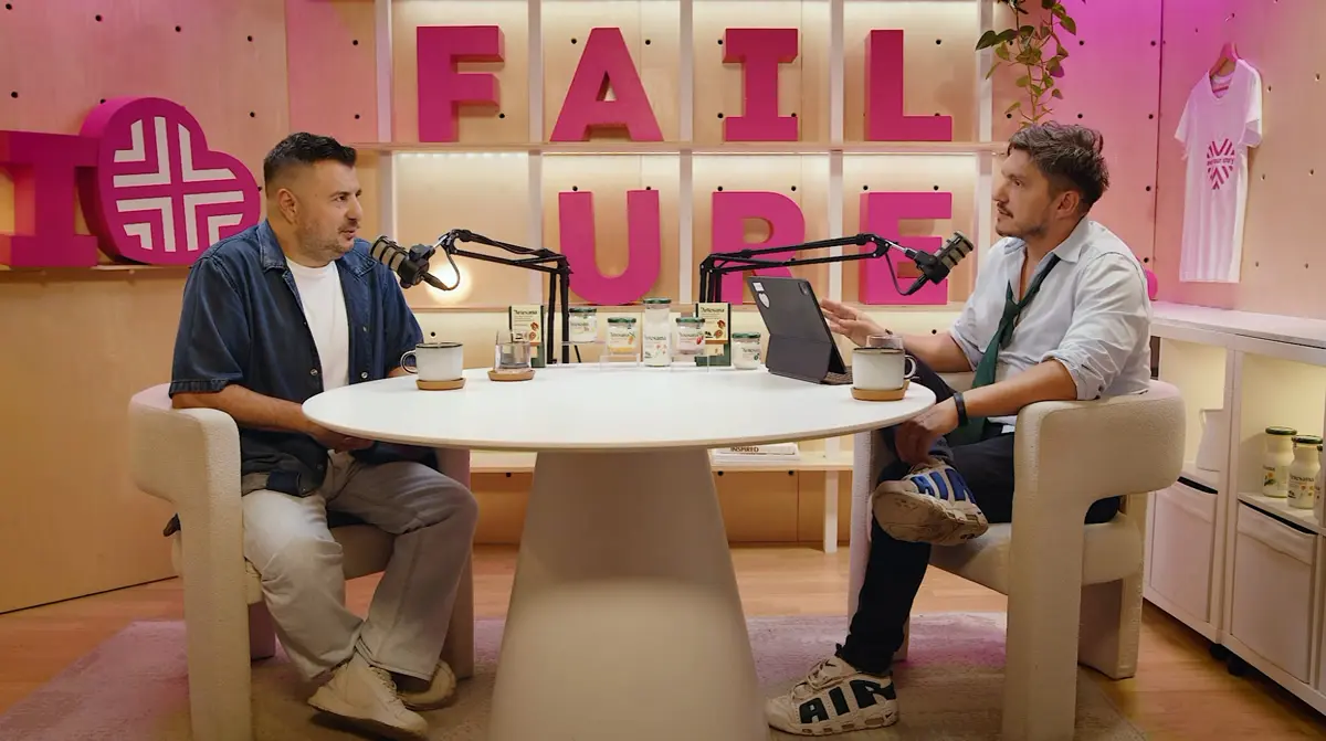 Daniel Donici, fondator Artesana, în dialog cu Cătălin Meșter la podcastul „I Love Failure”, cu produse Artesana pe masă.