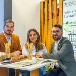 Paul, Lidia și Iulian stau la o masă de discuții în cadrul standului Artesana.