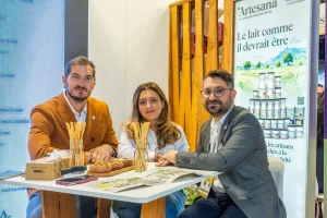 Paul, Lidia și Iulian stau la o masă de discuții în cadrul standului Artesana.
