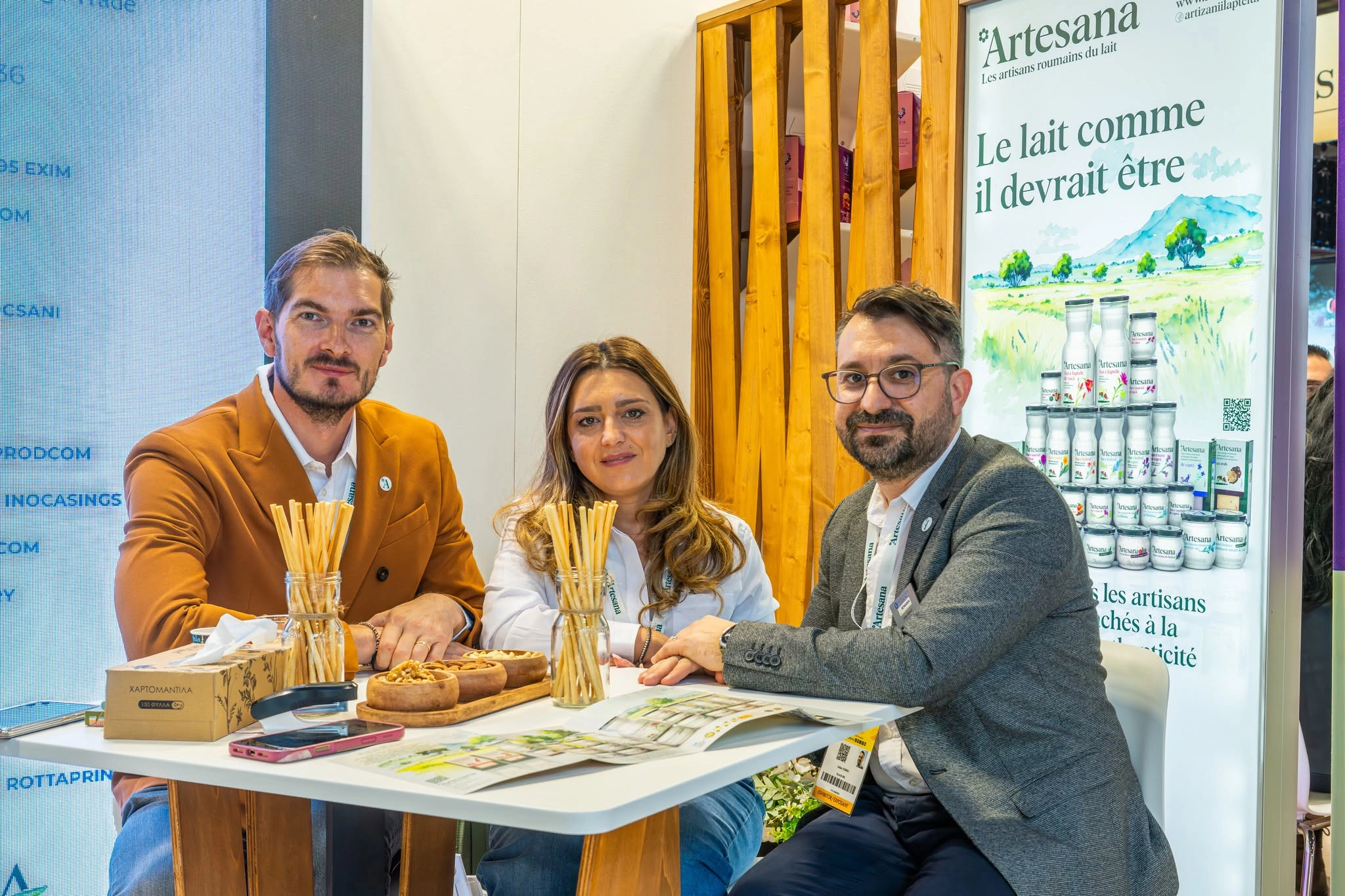 Paul, Lidia și Iulian stau la o masă de discuții în cadrul standului Artesana.
