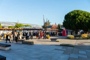 Exteriorul complexului expozițional SIAL Paris, cu vizitatorii care se îndreaptă spre halele târgului.