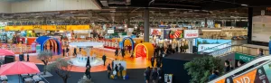 Vedere panoramică asupra unei hale SIAL Paris, cu standurile expozanților internaționali și zonele de prezentare a produselor alimentare.