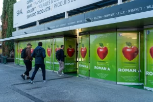 Intrările exterioare ale halei de expoziție SIAL, colantate cu bannere mari de promovare ale României (grafică cu măr roșu).