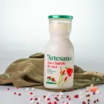 Sticlă de lapte de vacă Artesana, într-un cadru alb