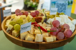 Platou de prezentare Artesana cu branzeturi și fructe