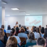 Participanții RO.aliment SHOW 2026 asistă la o prezentare în fabrica Artesana din Tecuci, în timpul vizitei din 6 octombrie.