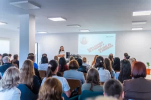 Participanții RO.aliment SHOW 2026 asistă la o prezentare în fabrica Artesana din Tecuci, în timpul vizitei din 6 octombrie.
