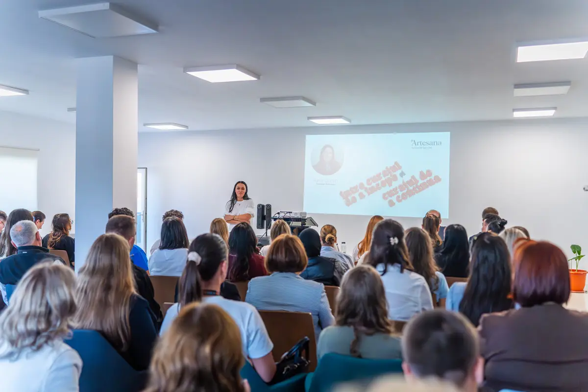 Participanții RO.aliment SHOW 2026 asistă la o prezentare în fabrica Artesana din Tecuci, în timpul vizitei din 6 octombrie.