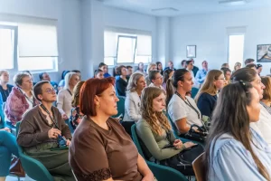 Invitații RO.aliment SHOW 2026 urmăresc prezentarea Artesana în sala de întâlniri a fabricii din Tecuci.