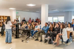 Invitații RO.aliment SHOW 2026 discută cu reprezentanta Artesana în timpul prezentării de la fabrică.