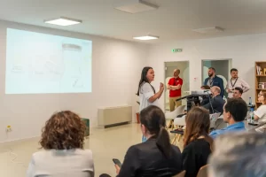Alina Donici - fondator Artesana - prezintă produsele lactate invitaților RO.aliment SHOW 2026, în fabrica din Tecuci.