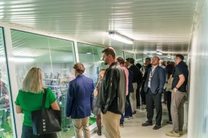 Vizitatorii RO.aliment SHOW 2026 observă zona de producție prin ferestrele culoarului de vizitare al fabricii Artesana.