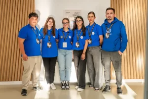 Fotografie de grup cu studenți ai Facultății de Știința și Ingineria Alimentelor, la fabrica Artesana, în cadrul RO.aliment SHOW 2026.