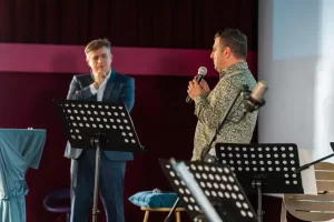 Daniel Donici, fondator Artesana, în dialog cu Felix Tătaru pe scena evenimentului „Tați care iubesc” 2026.